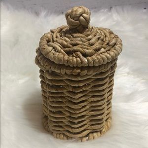 Wicker canister with lid